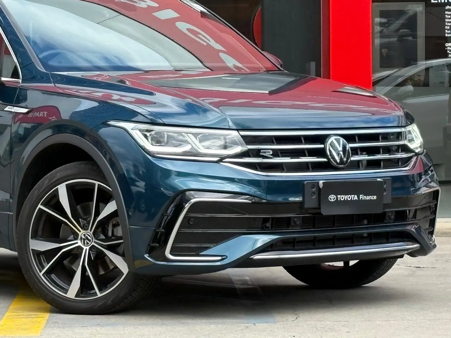 2023 Volkswagen Tiguan Gallery Image 3