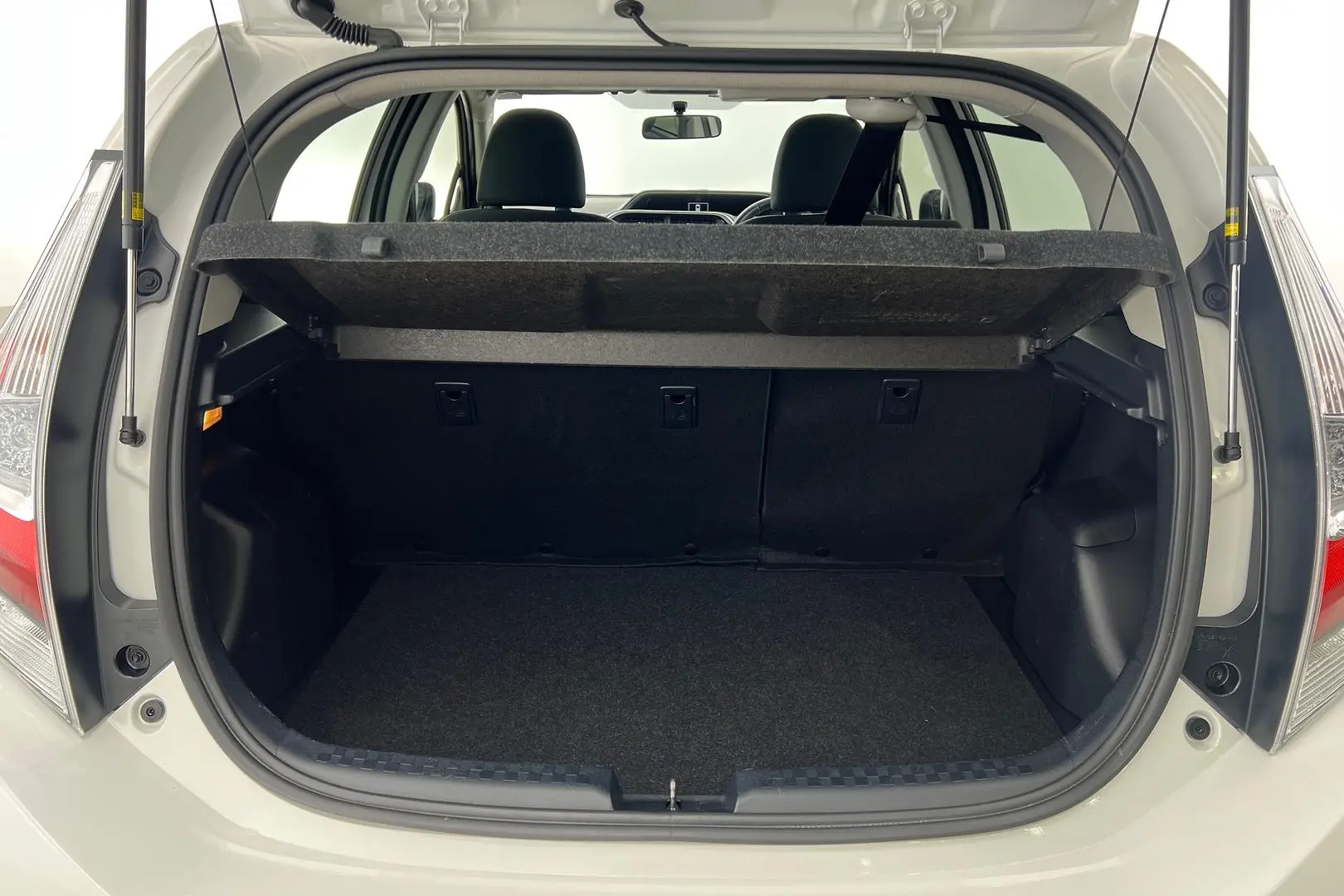 2018 Toyota Prius C Gallery Image 9