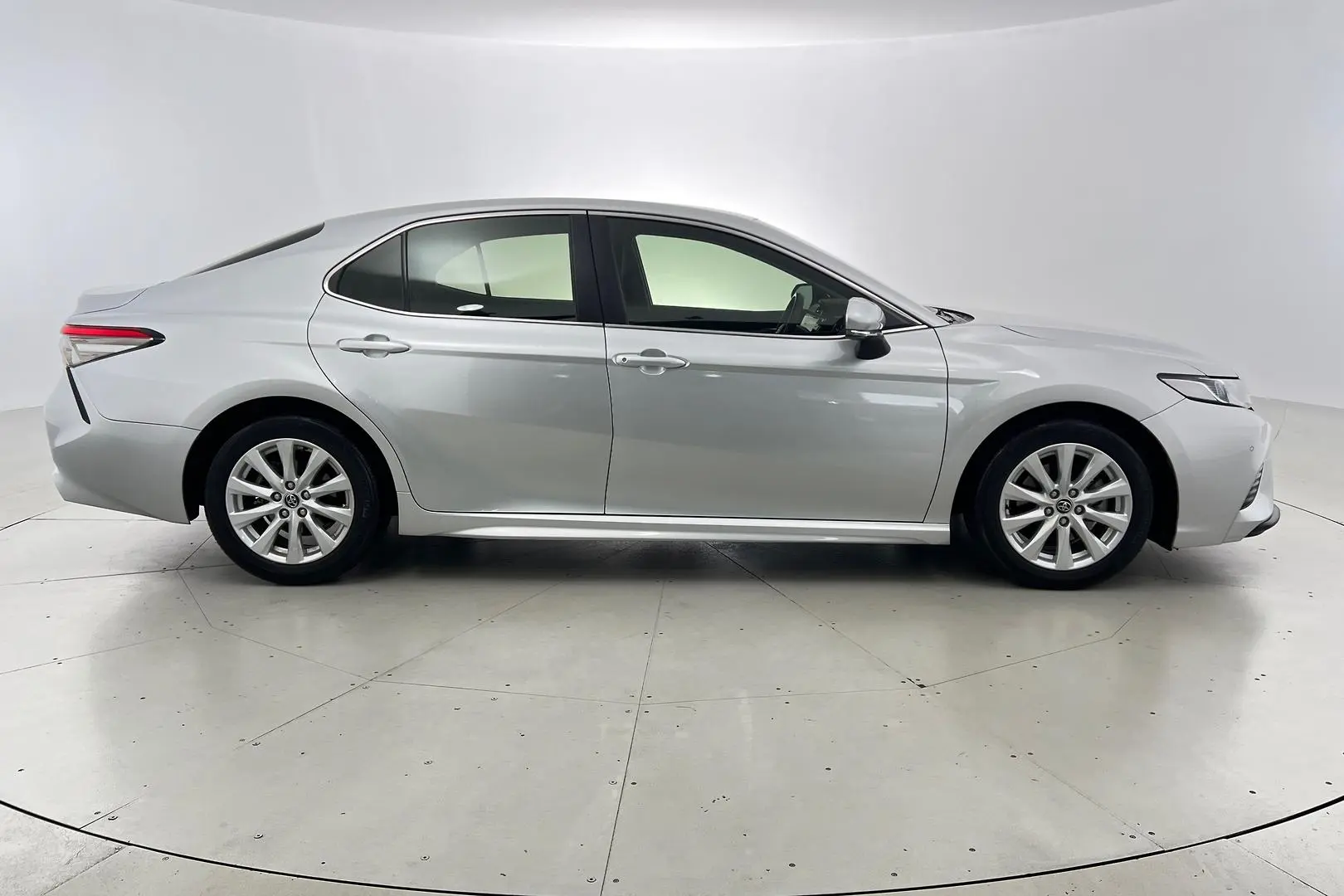 2019 Toyota Camry Gallery Image 5