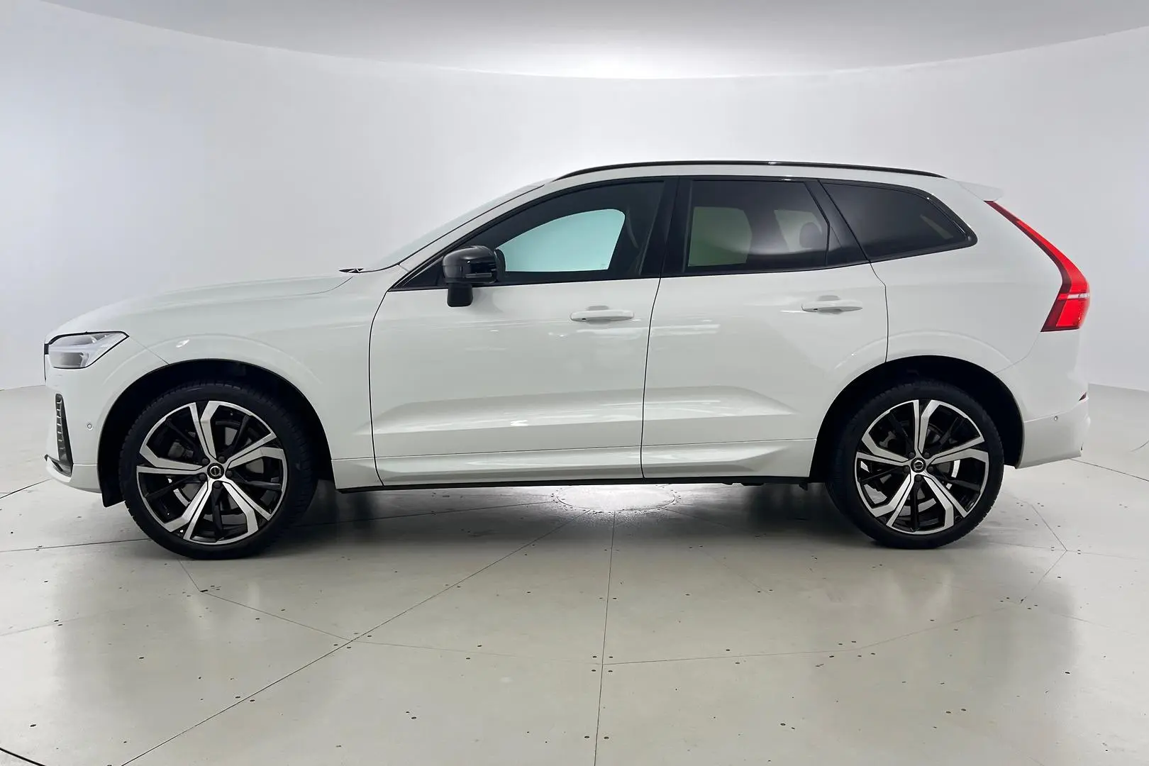 2021 Volvo XC60 Gallery Image 8