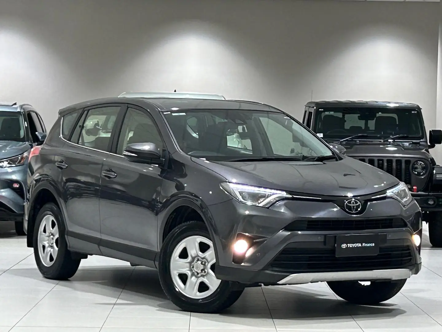 2017 Toyota RAV4 Gallery Image 1