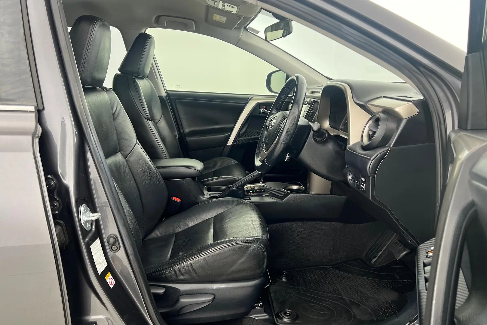 2015 Toyota RAV4 Gallery Image 11