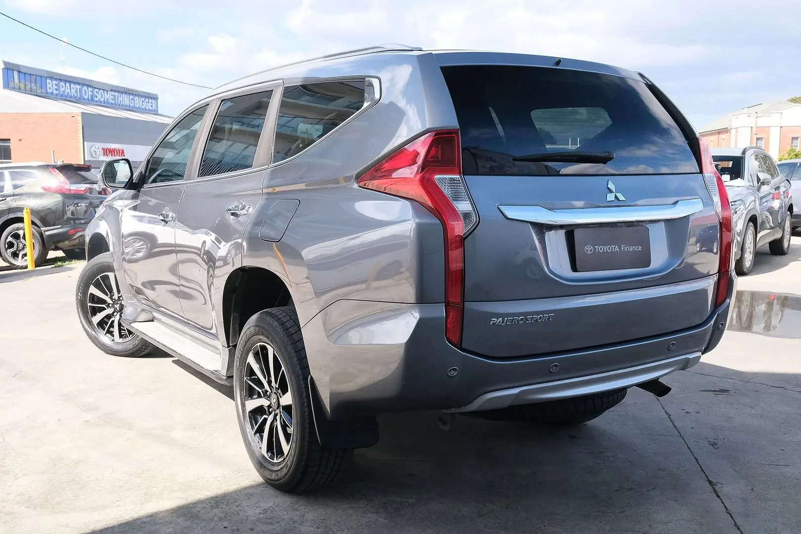 2017 Mitsubishi Pajero Sport Gallery Image 2
