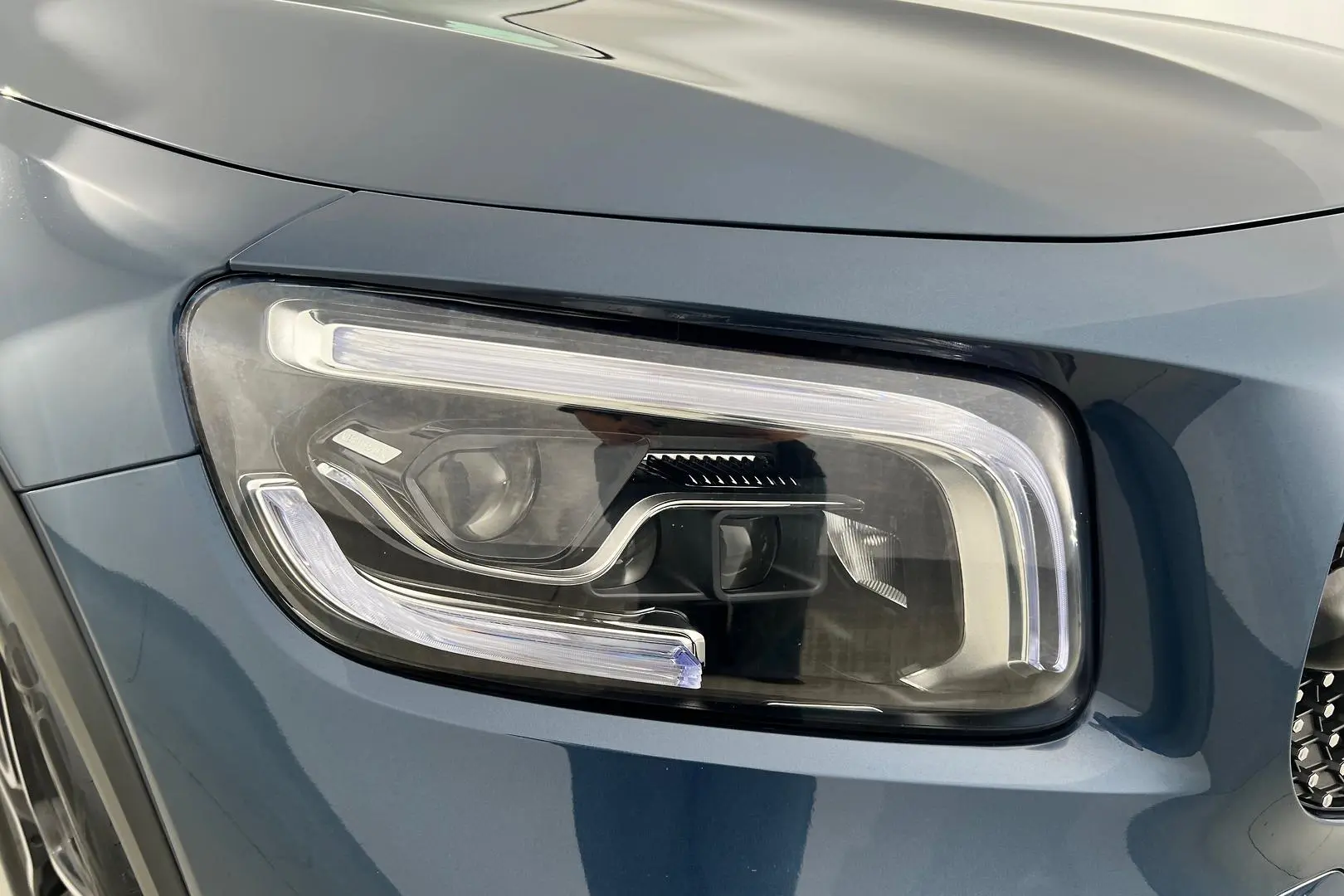2021 Mercedes-Benz GLB-Class Gallery Image 2