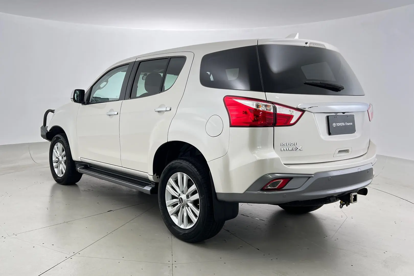 2018 Isuzu MU-X Gallery Image 8