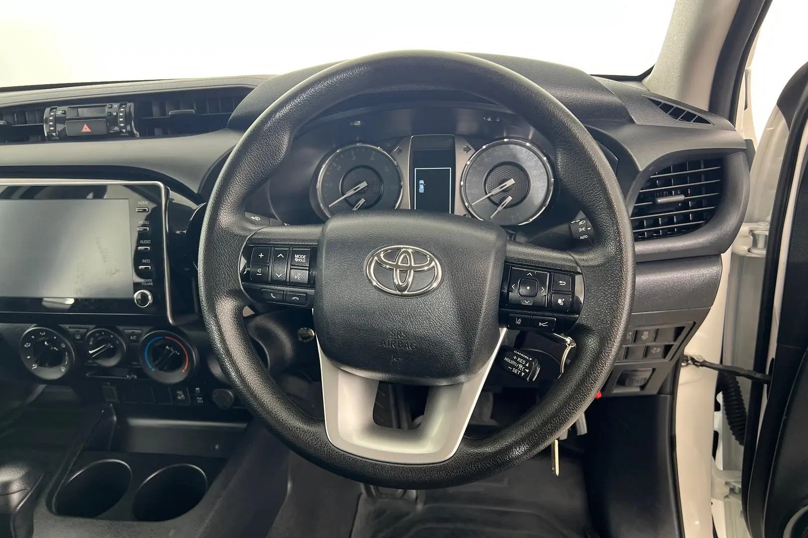 2022 Toyota Hilux Gallery Image 13