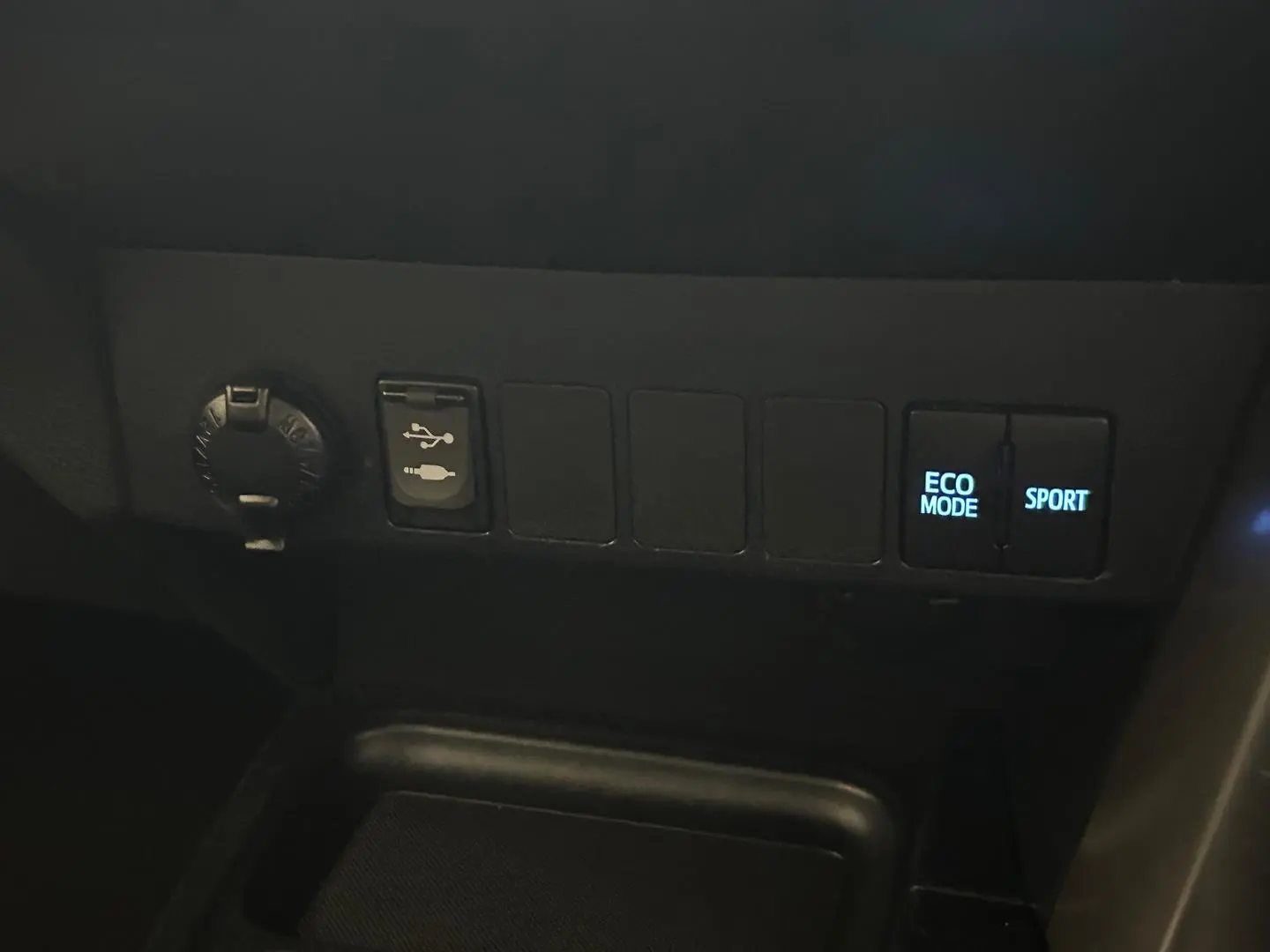 2017 Toyota RAV4 Gallery Image 24