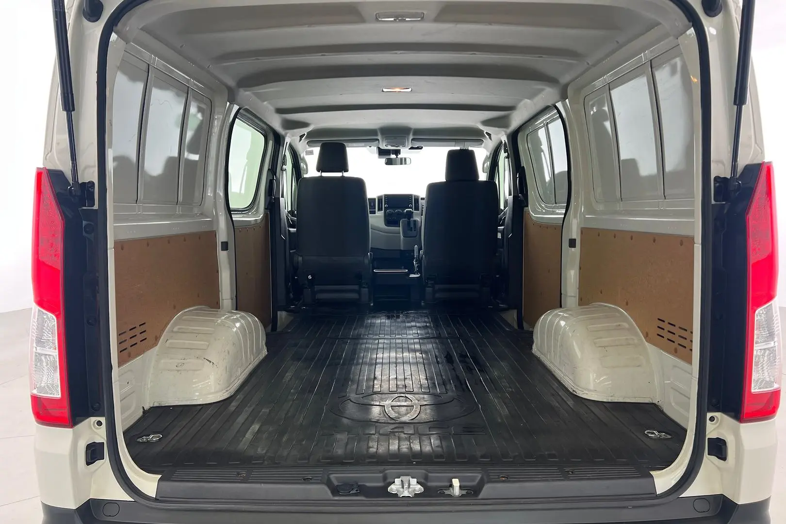 2020 Toyota Hiace Gallery Image 6