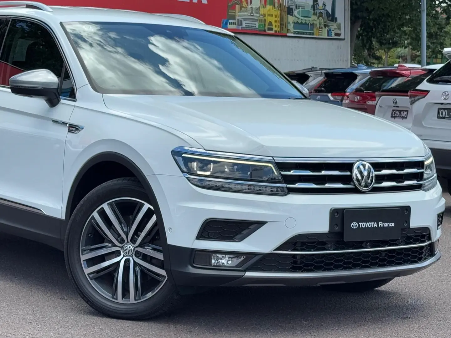 2018 Volkswagen Tiguan Gallery Image 2