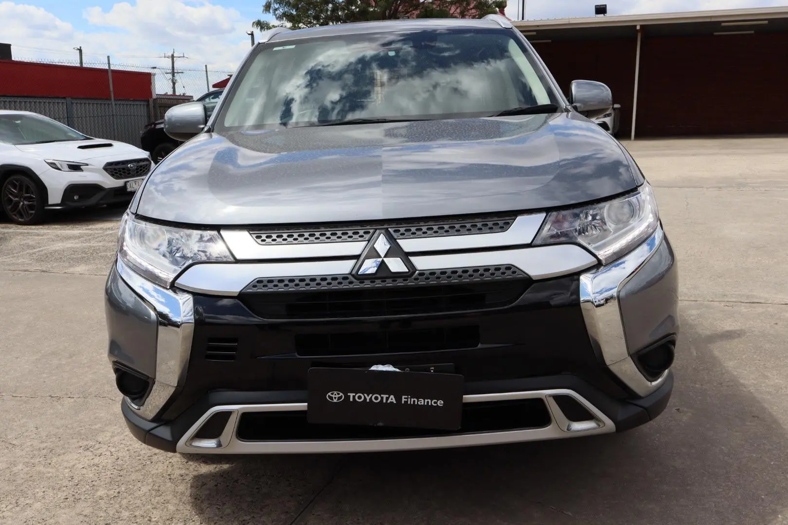 2019 Mitsubishi Outlander Gallery Image 2