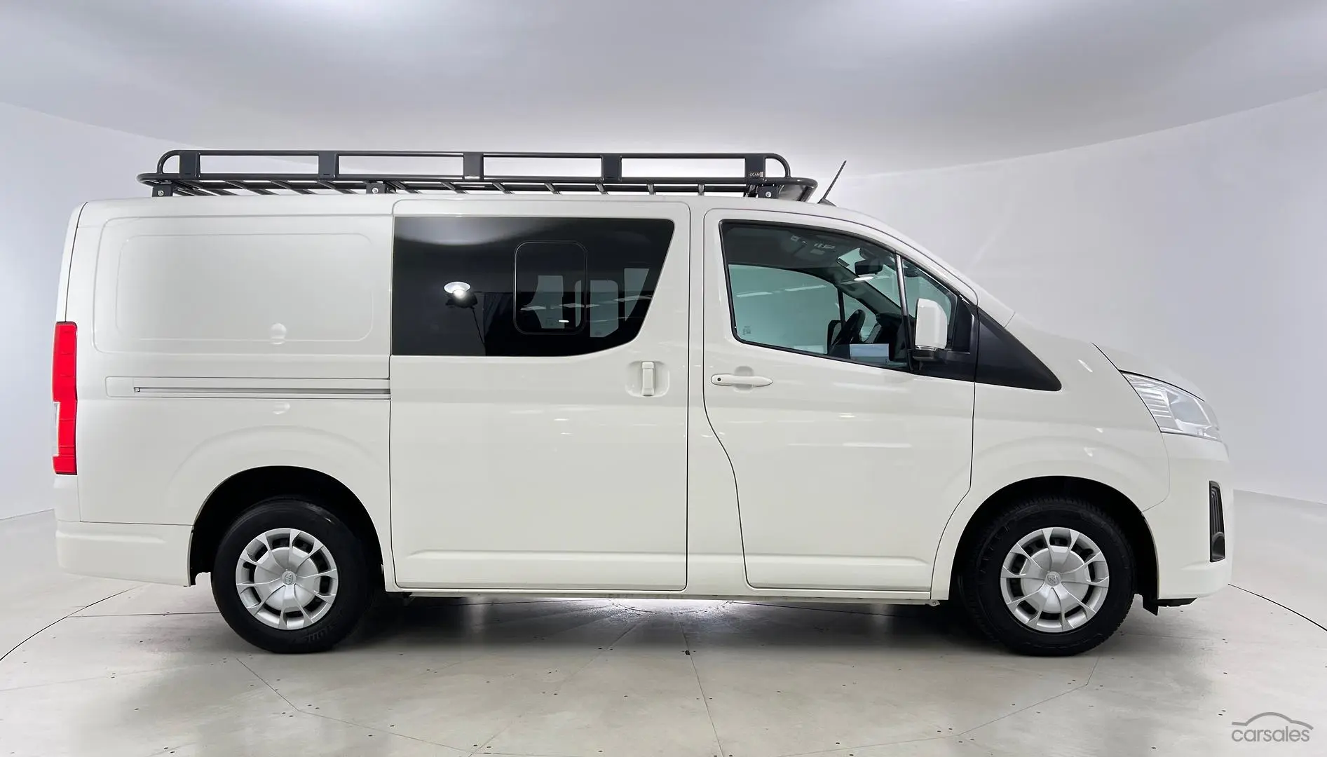 2022 Toyota Hiace Image 5