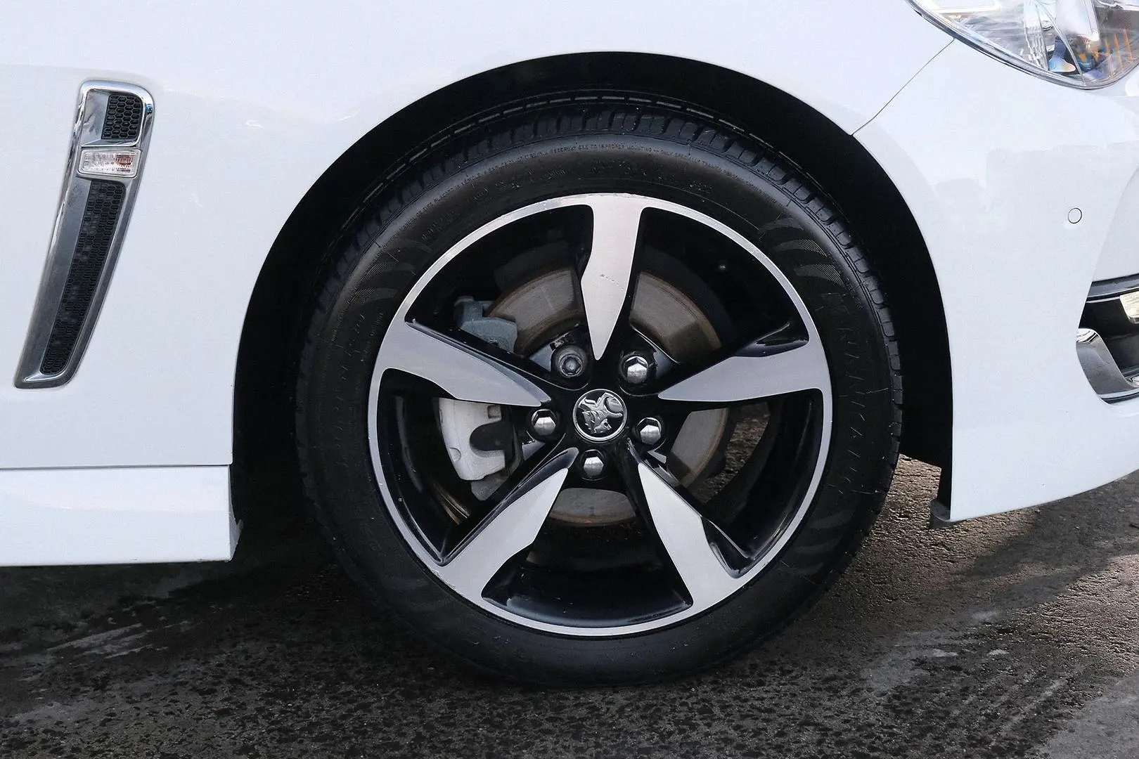 2017 Holden Commodore Gallery Image 6