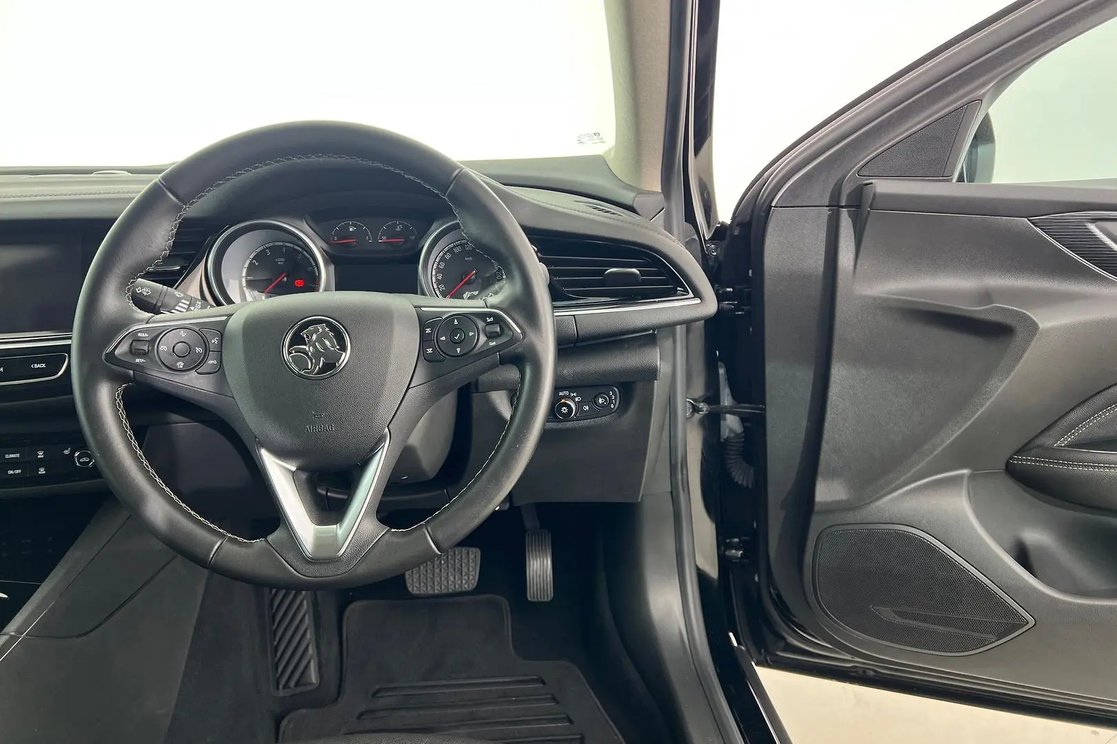 2019 Holden Calais Gallery Image 15