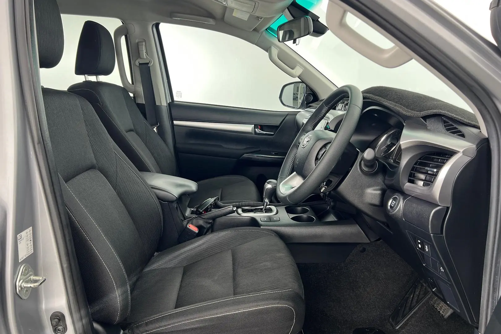 2022 Toyota Hilux Gallery Image 11