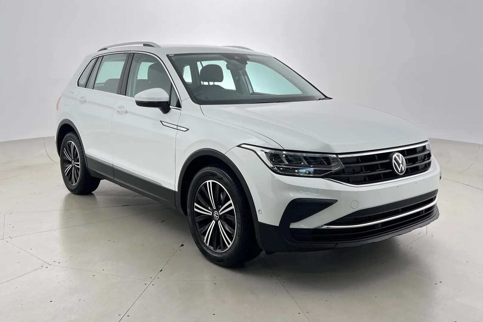 2023 Volkswagen Tiguan Gallery Image 1