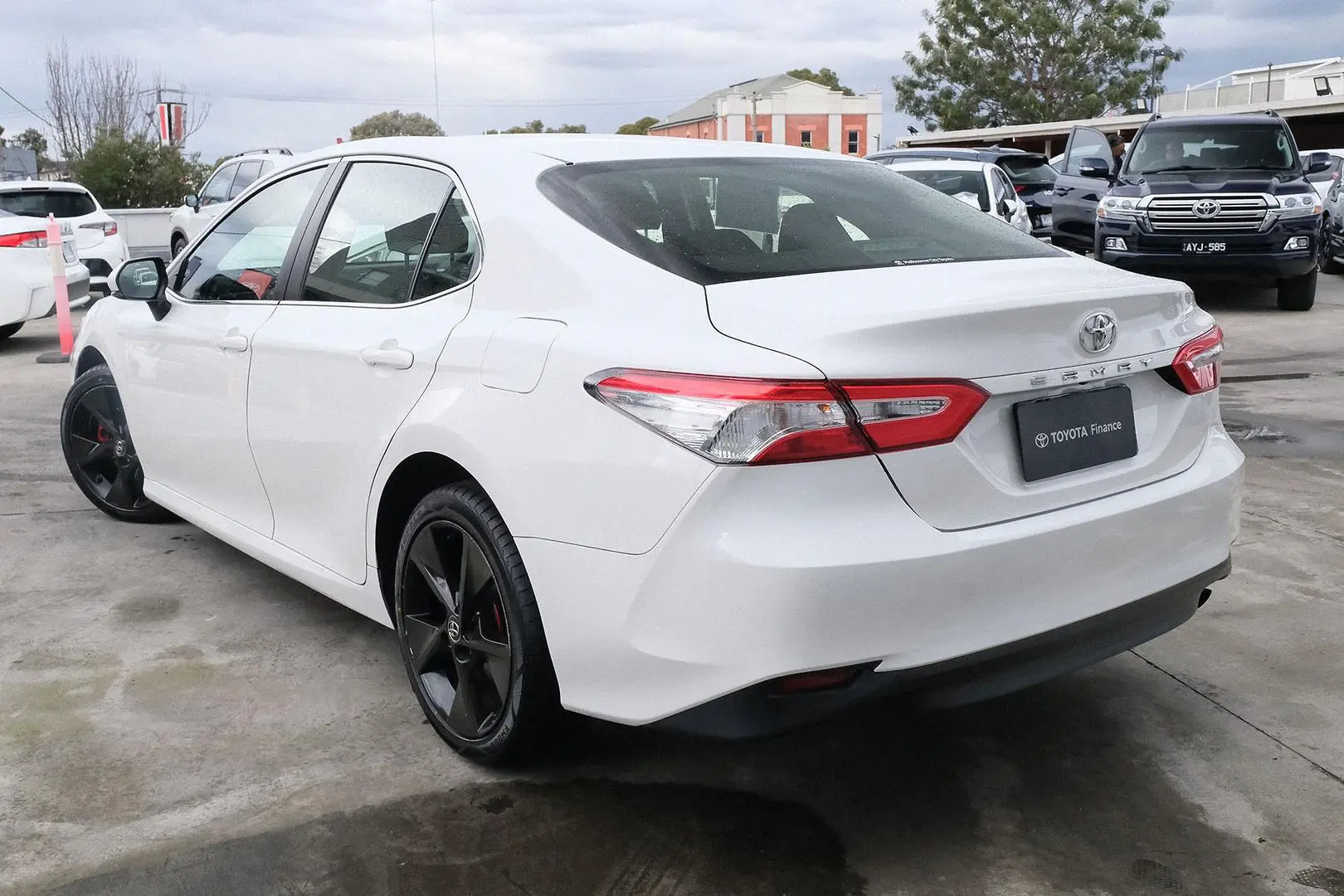 2019 Toyota Camry Gallery Image 2