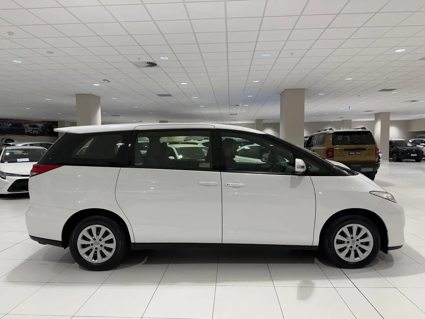 2018 Toyota Tarago Gallery Image 2