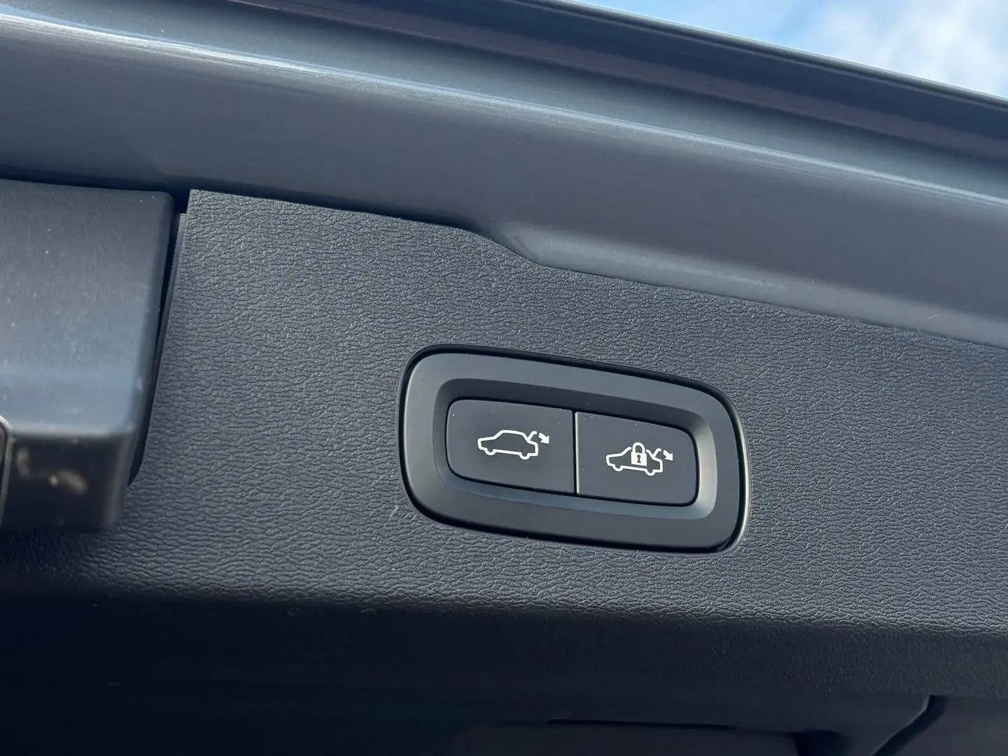 2021 Volvo V60 Cross Country Gallery Image 28