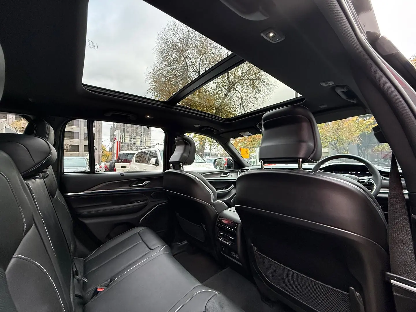 2023 Jeep Grand Cherokee Gallery Image 4