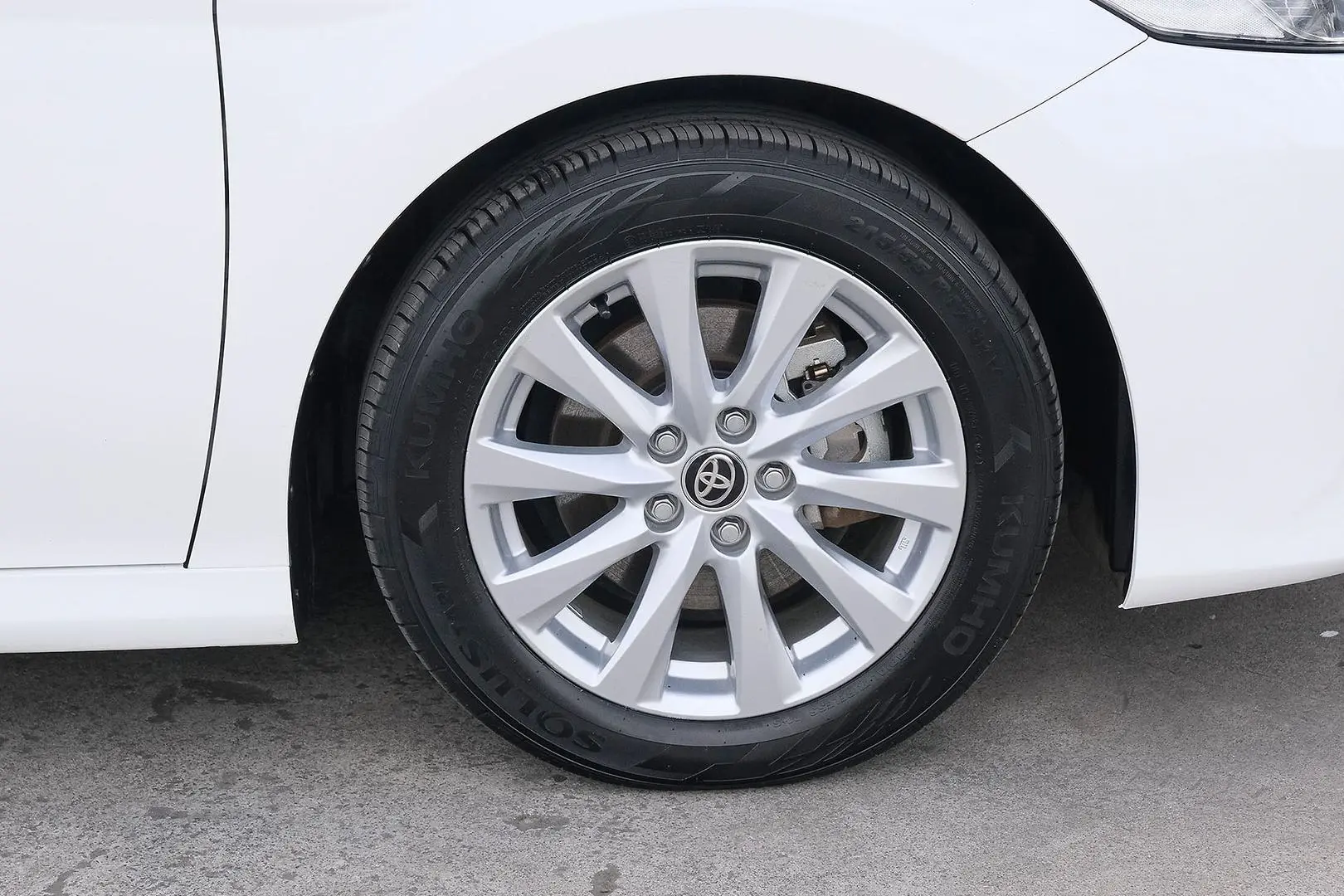 2020 Toyota Camry Gallery Image 6