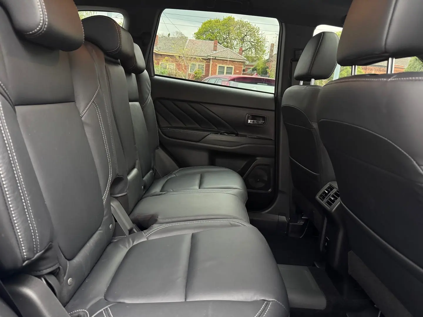 2020 Mitsubishi Outlander Gallery Image 28