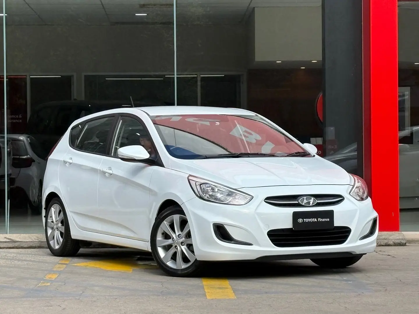 2017 Hyundai Accent Gallery Image 1