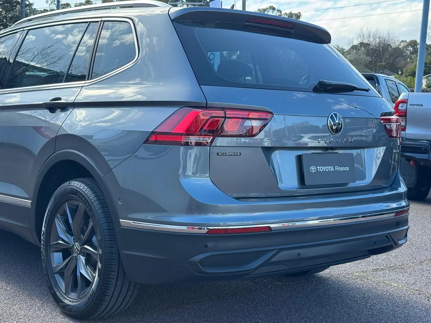 2023 Volkswagen Tiguan Gallery Image 8