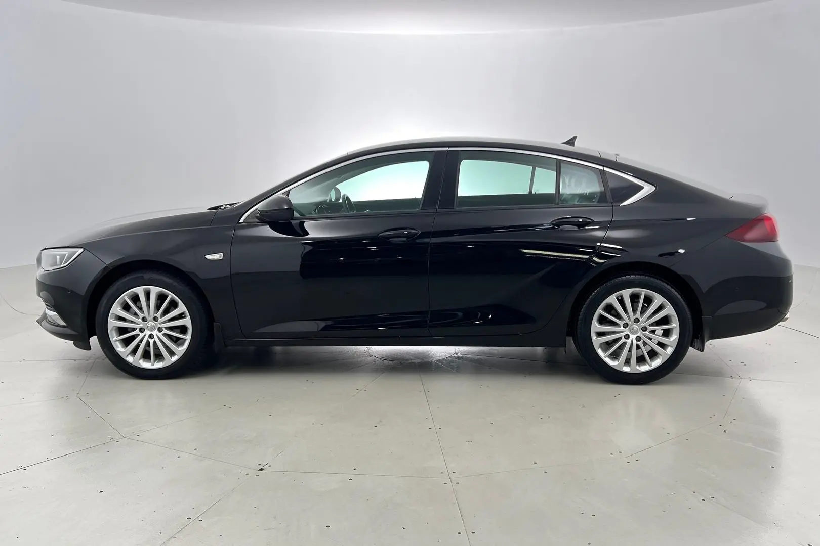 2019 Holden Calais Gallery Image 8