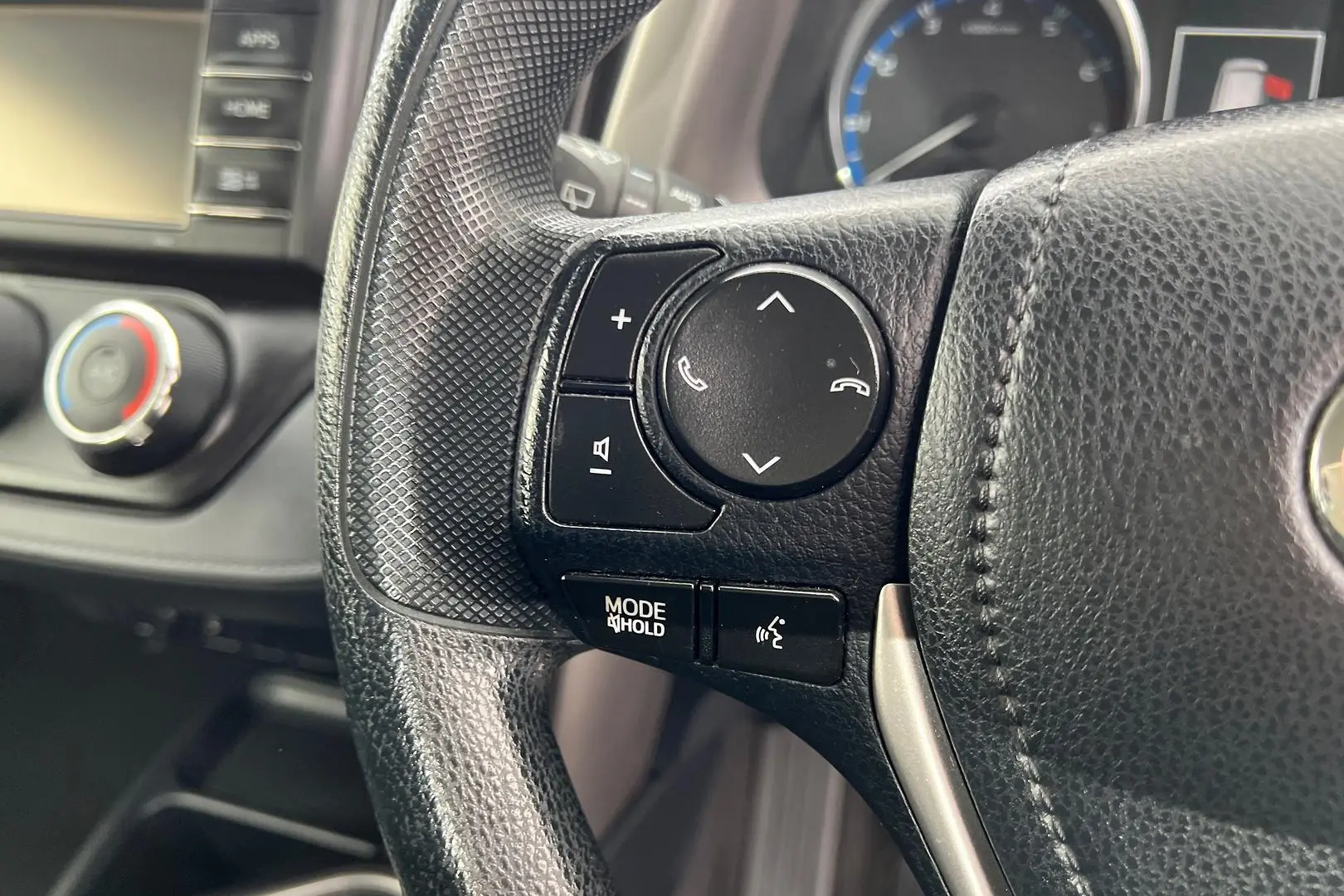 2017 Toyota RAV4 Gallery Image 16
