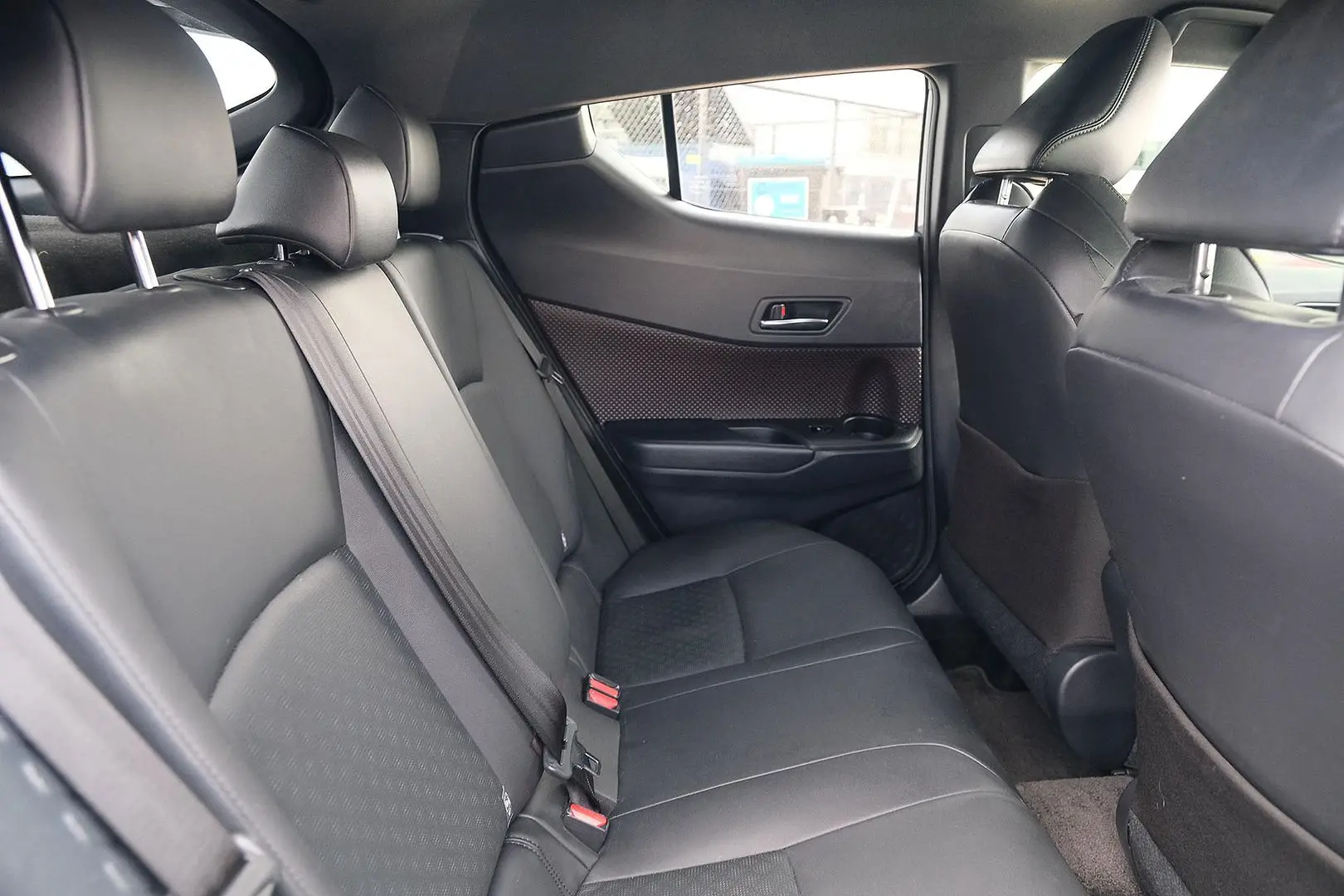 2019 Toyota C-HR Gallery Image 11