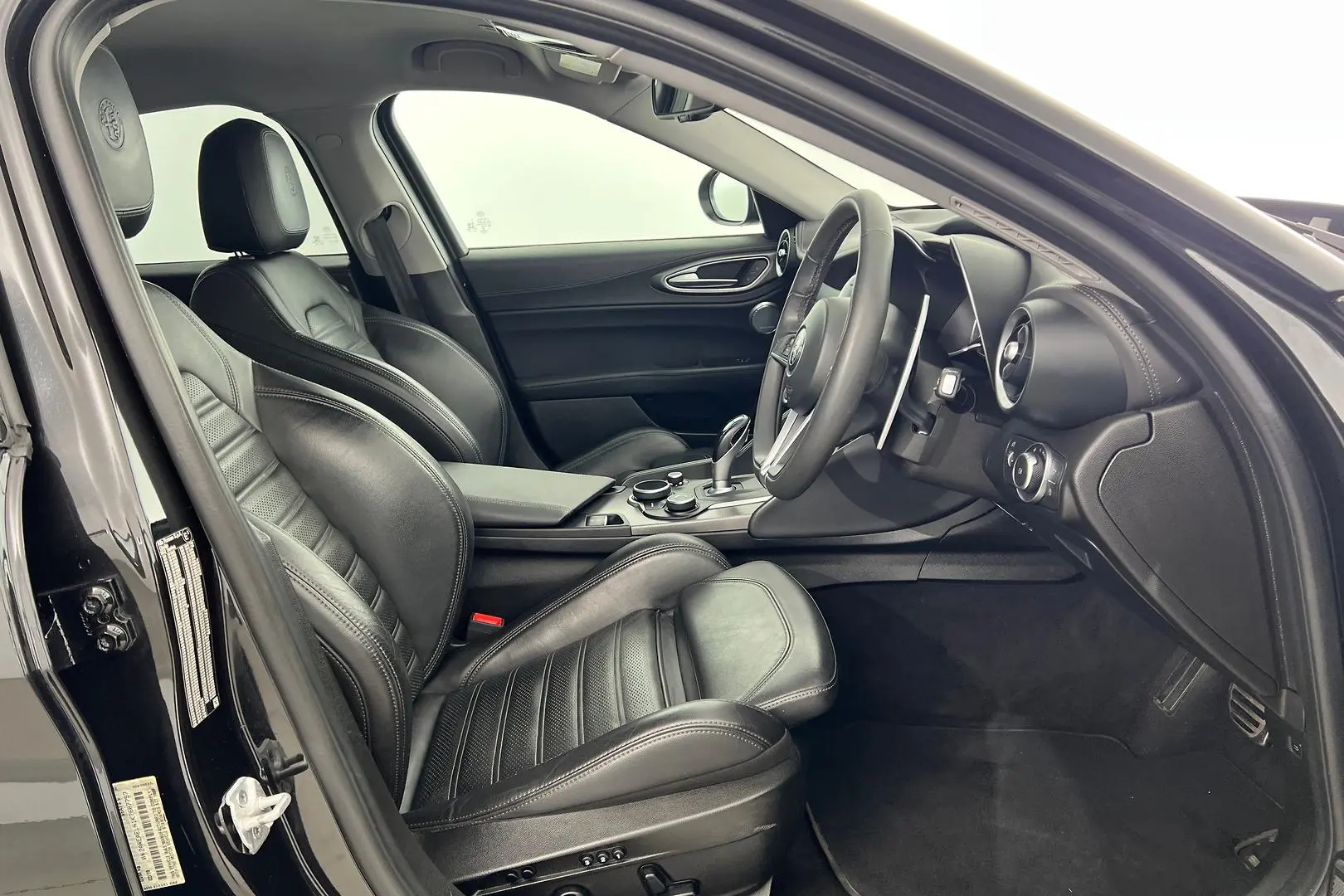 2019 Alfa Romeo Giulia Gallery Image 11