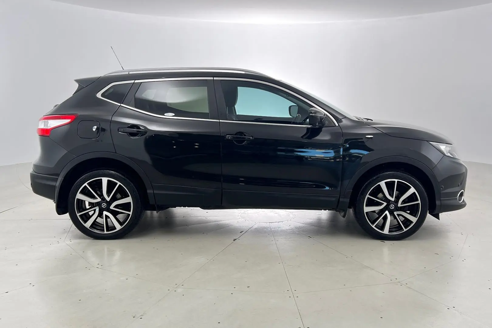 2015 Nissan QASHQAI Gallery Image 3