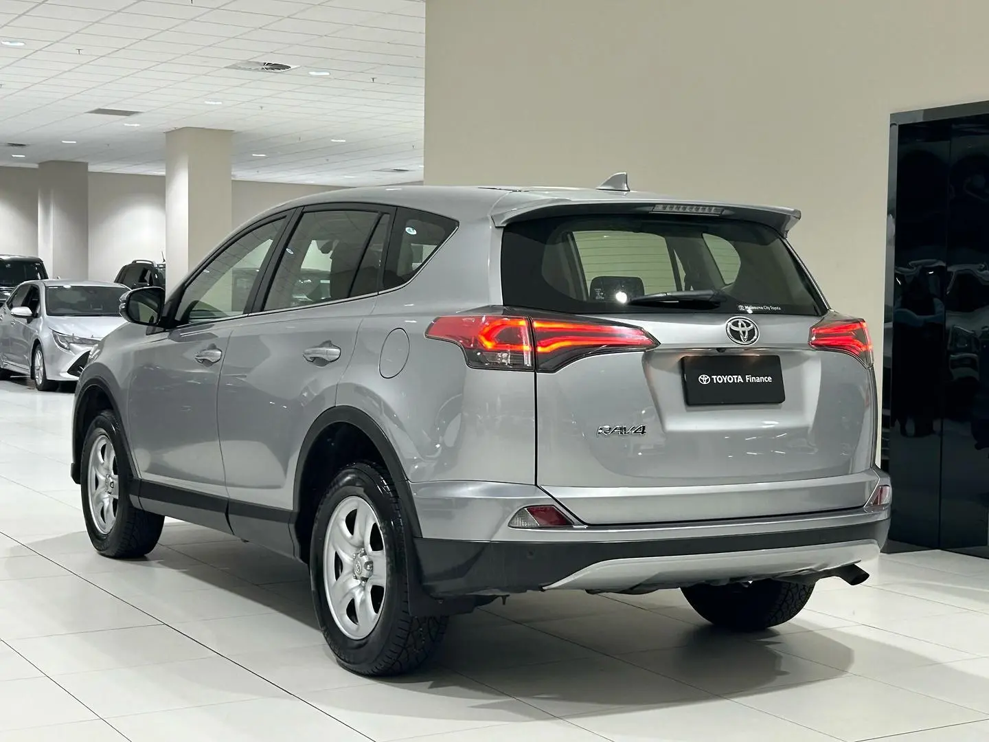 2017 Toyota RAV4 Gallery Image 8