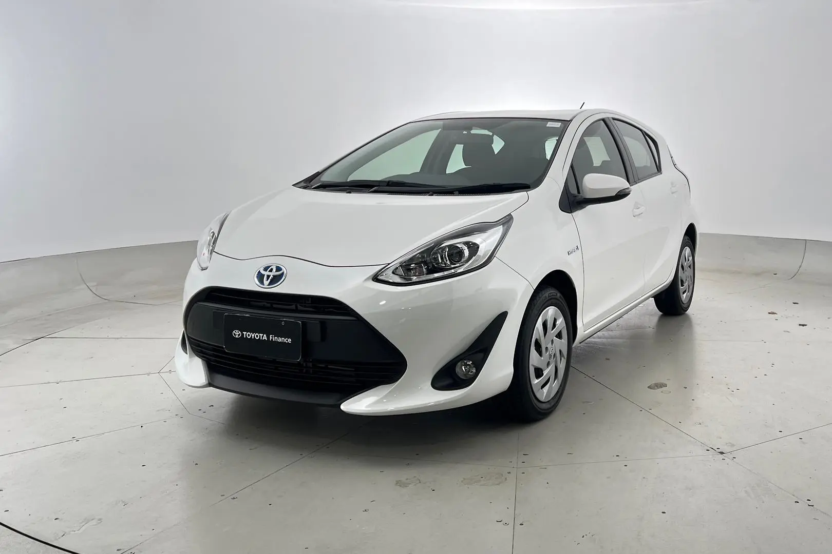2018 Toyota Prius C Gallery Image 2