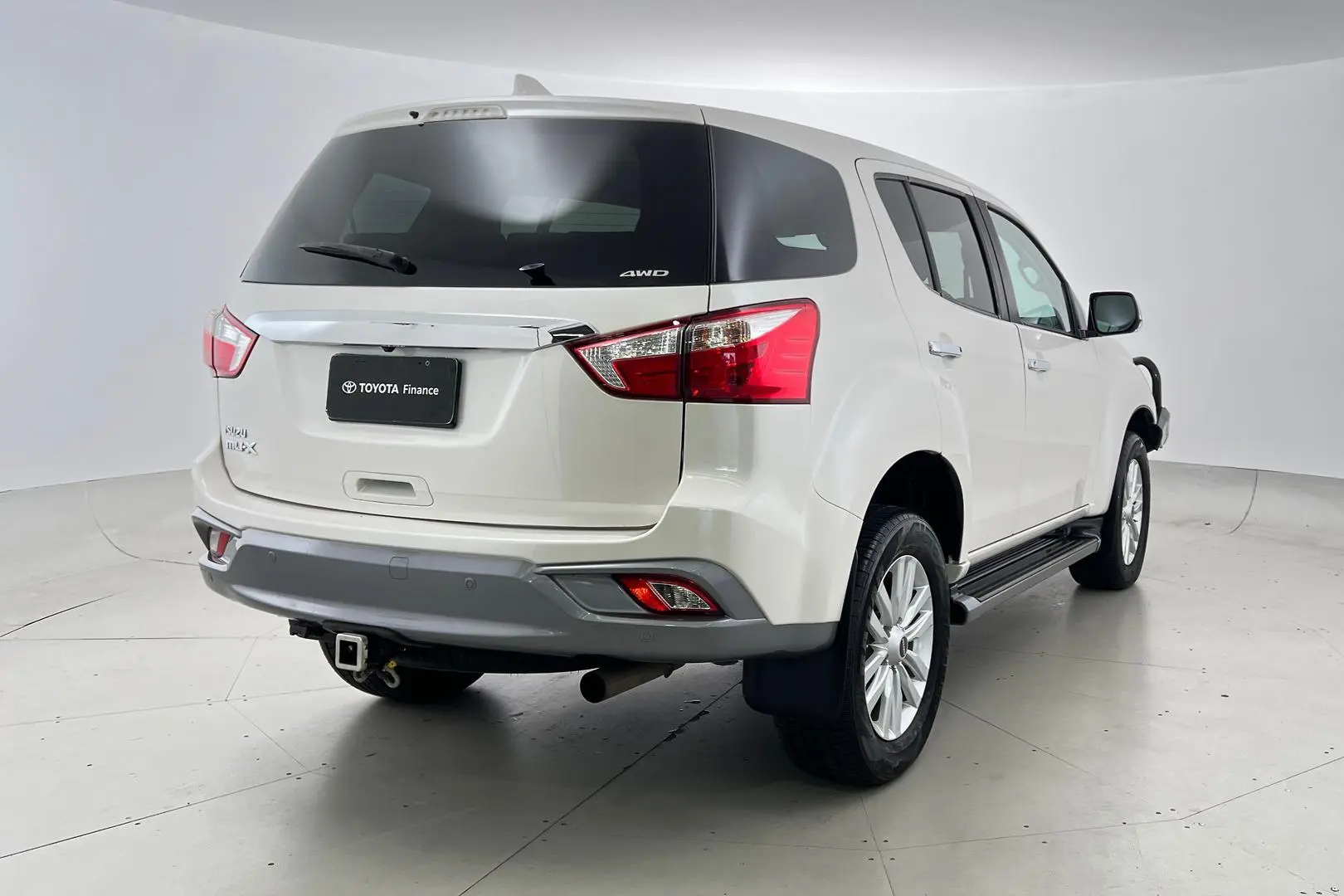 2018 Isuzu MU-X Gallery Image 4