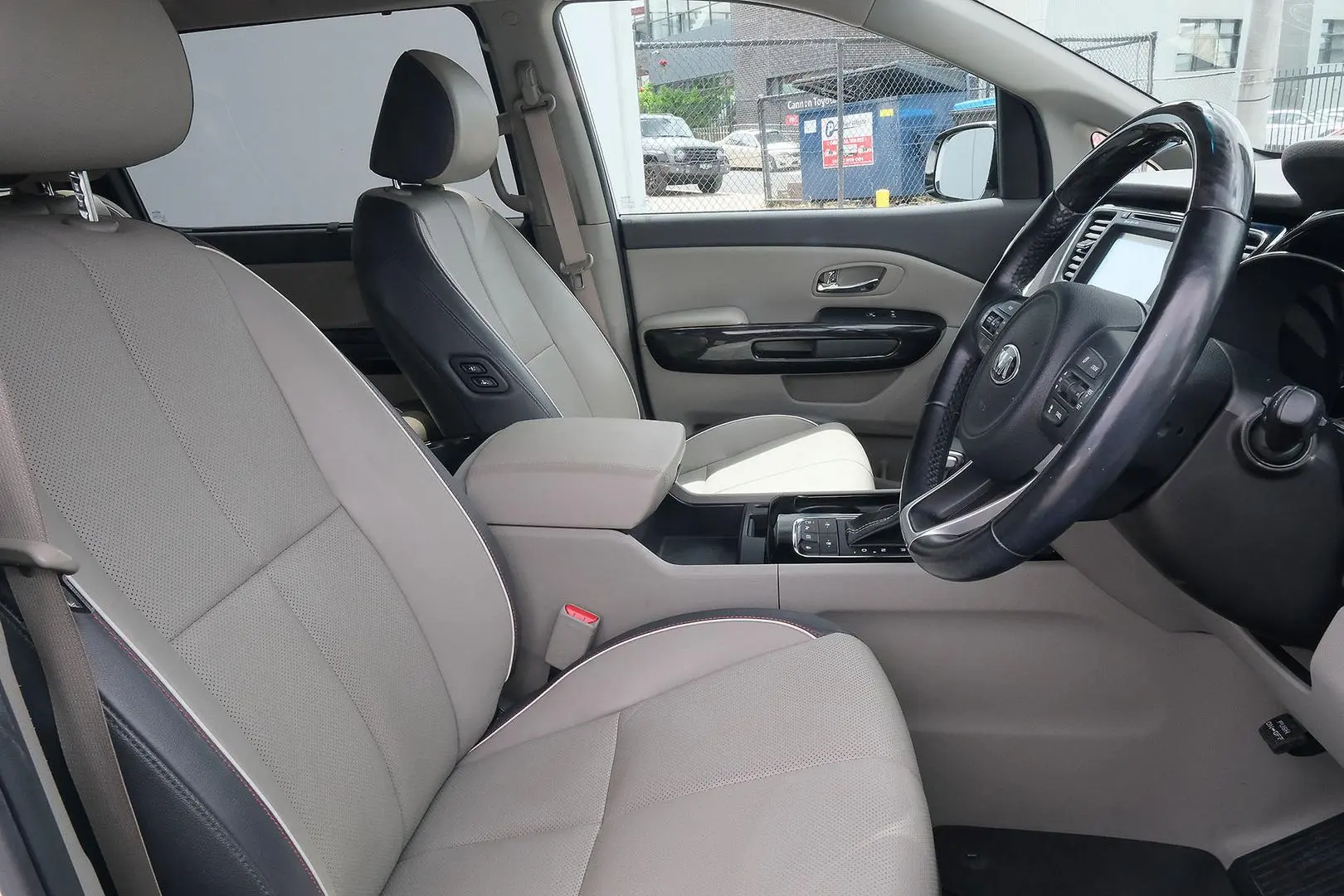 2017 Kia Carnival Gallery Image 19