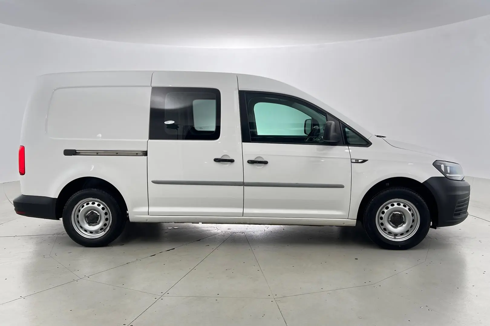 2018 Volkswagen Caddy Gallery Image 3