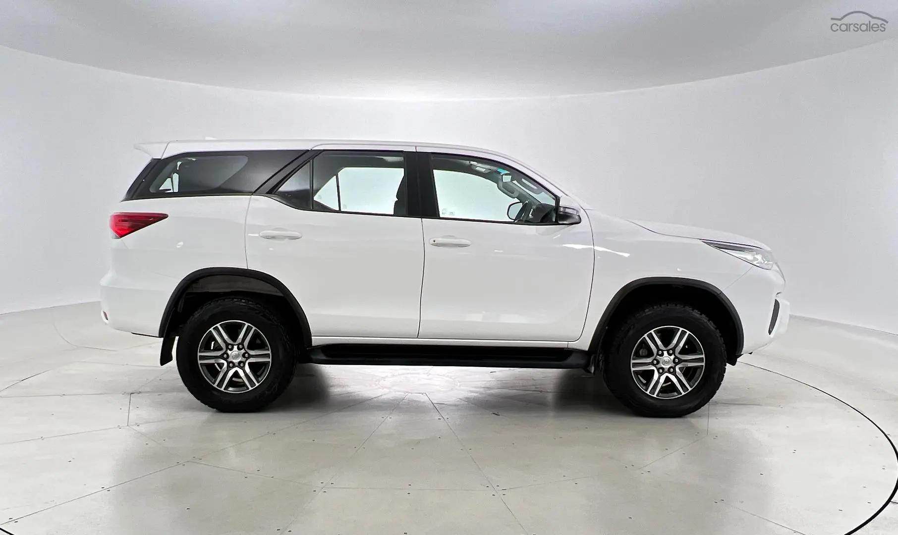 2019 Toyota Fortuner Image 2