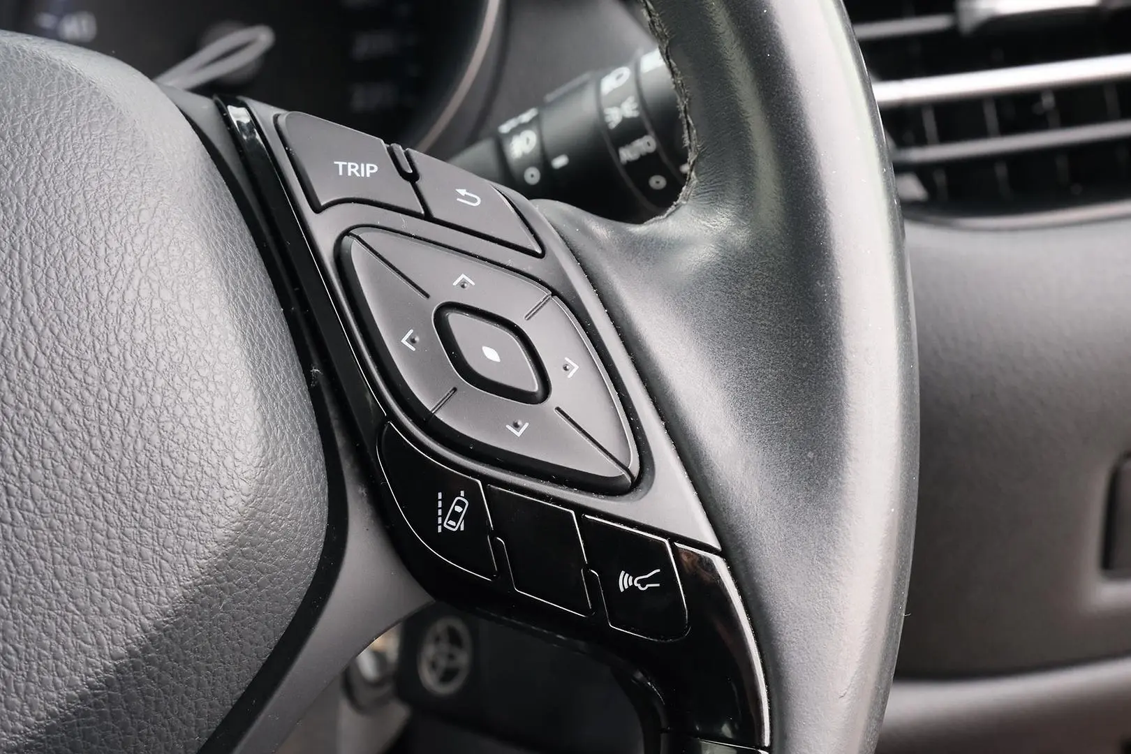 2018 Toyota C-HR Gallery Image 14