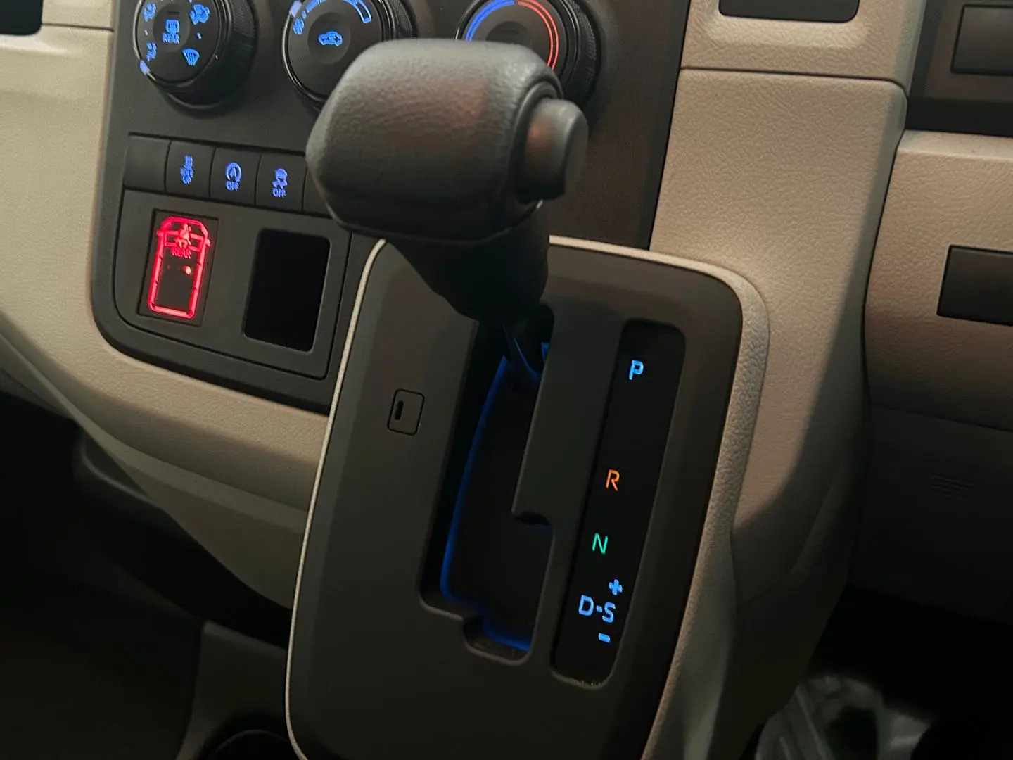 2020 Toyota Hiace Gallery Image 19
