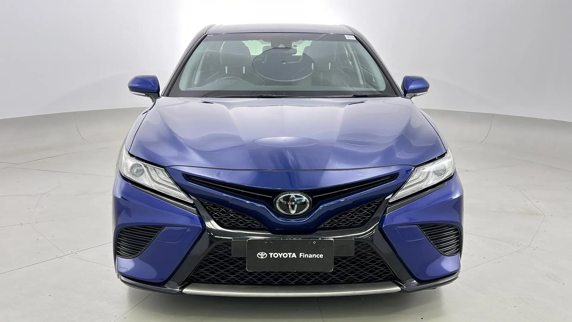 2019 Toyota Camry Gallery Image 3