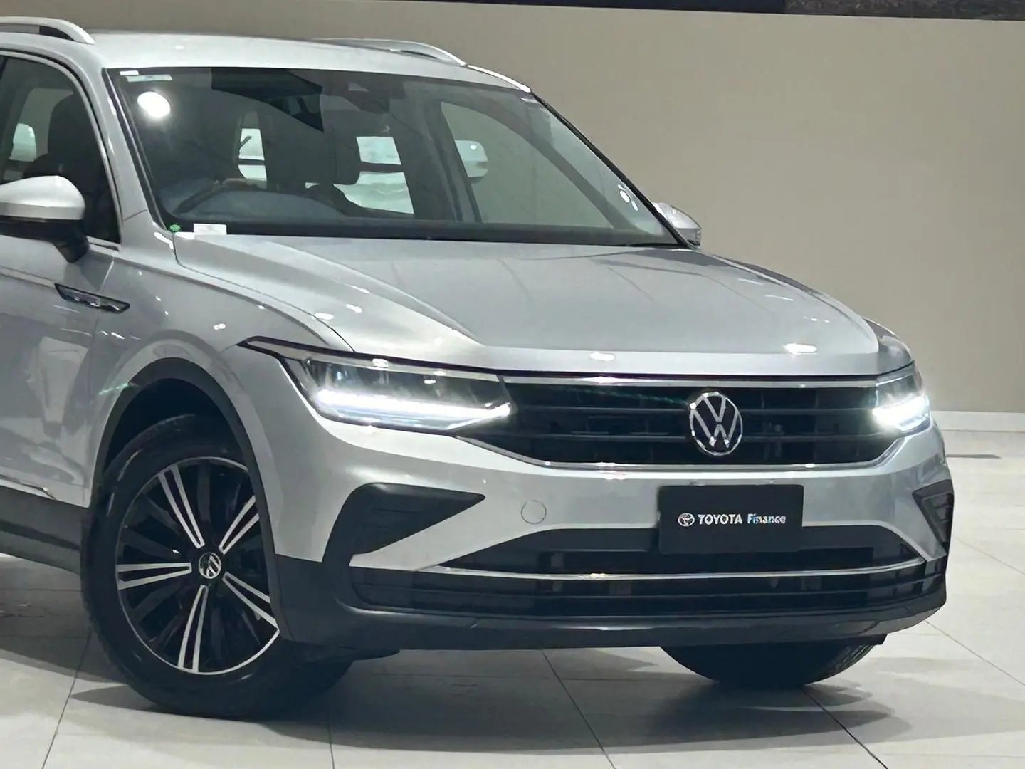 2023 Volkswagen Tiguan Gallery Image 3