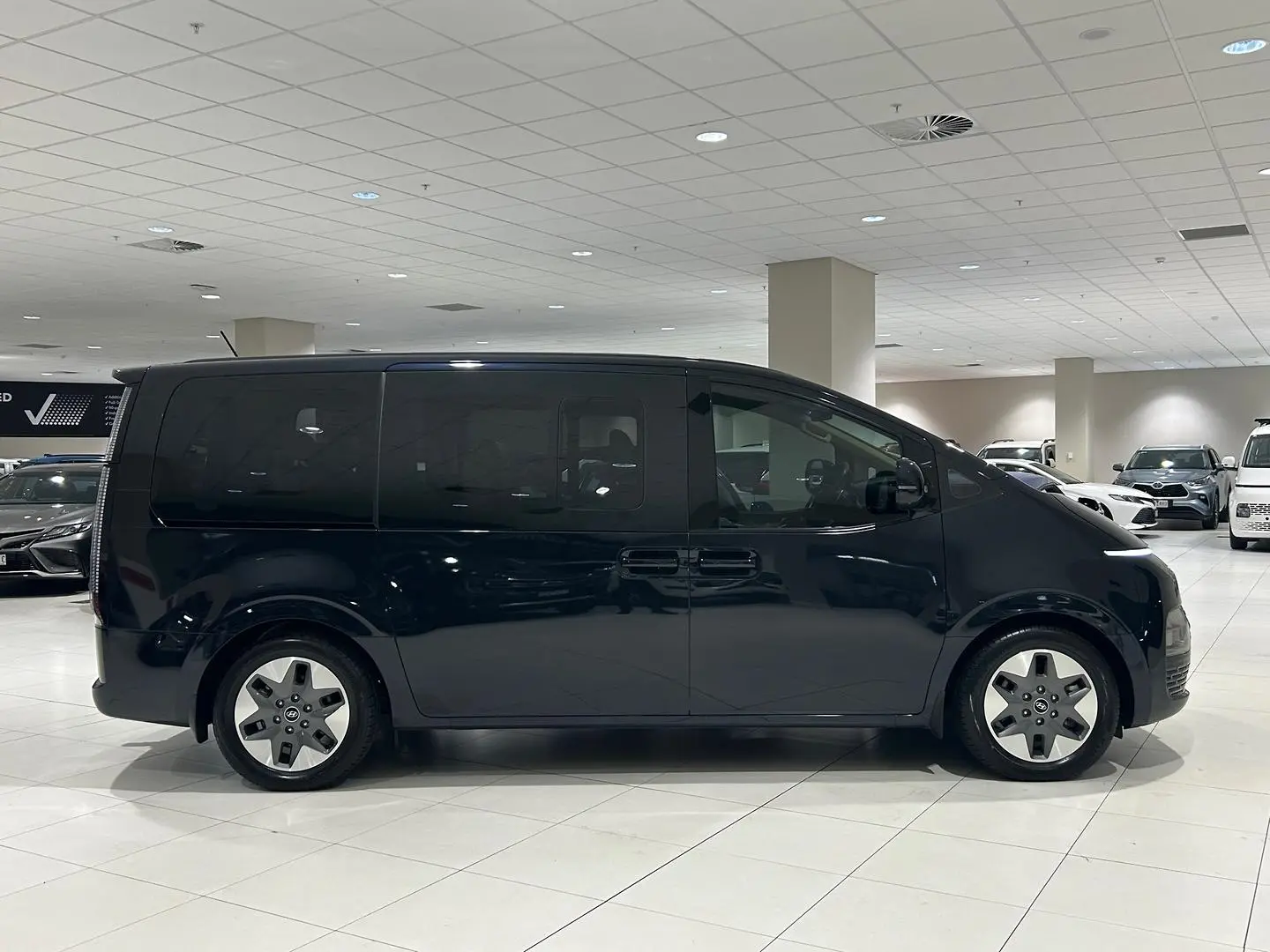 2021 Hyundai STARIA Gallery Image 2