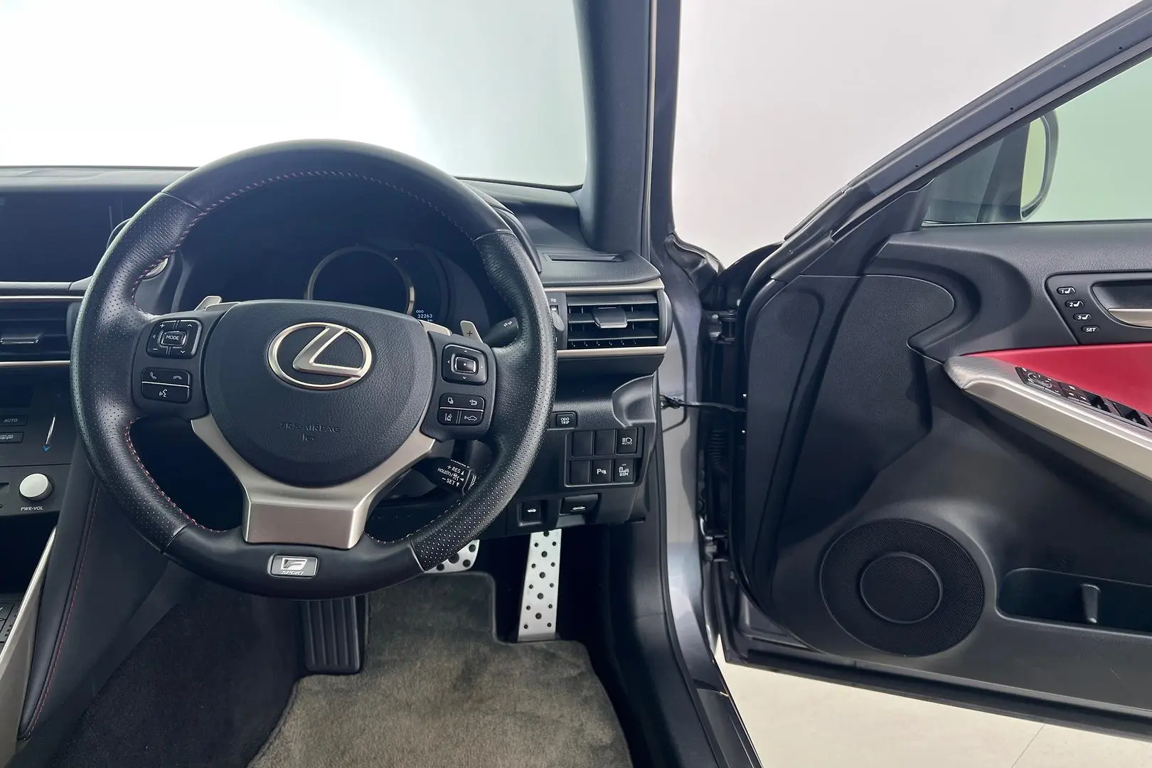 2019 Lexus IS Gallery Image 16
