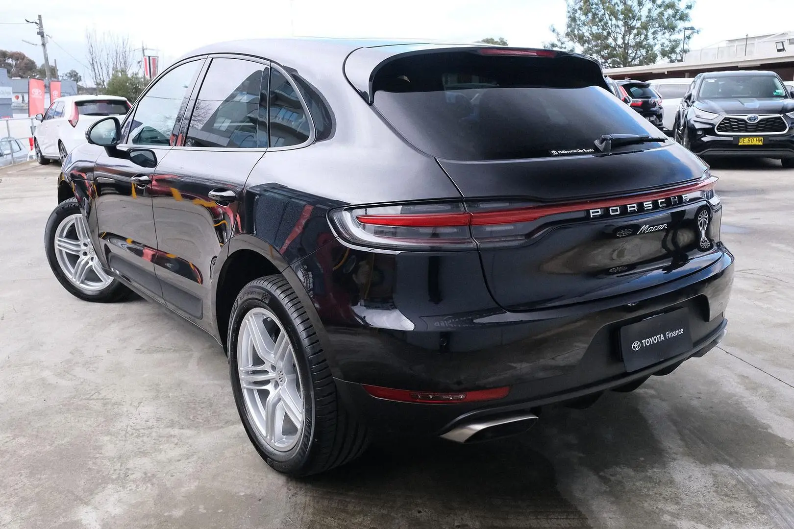 2020 Porsche Macan Gallery Image 2