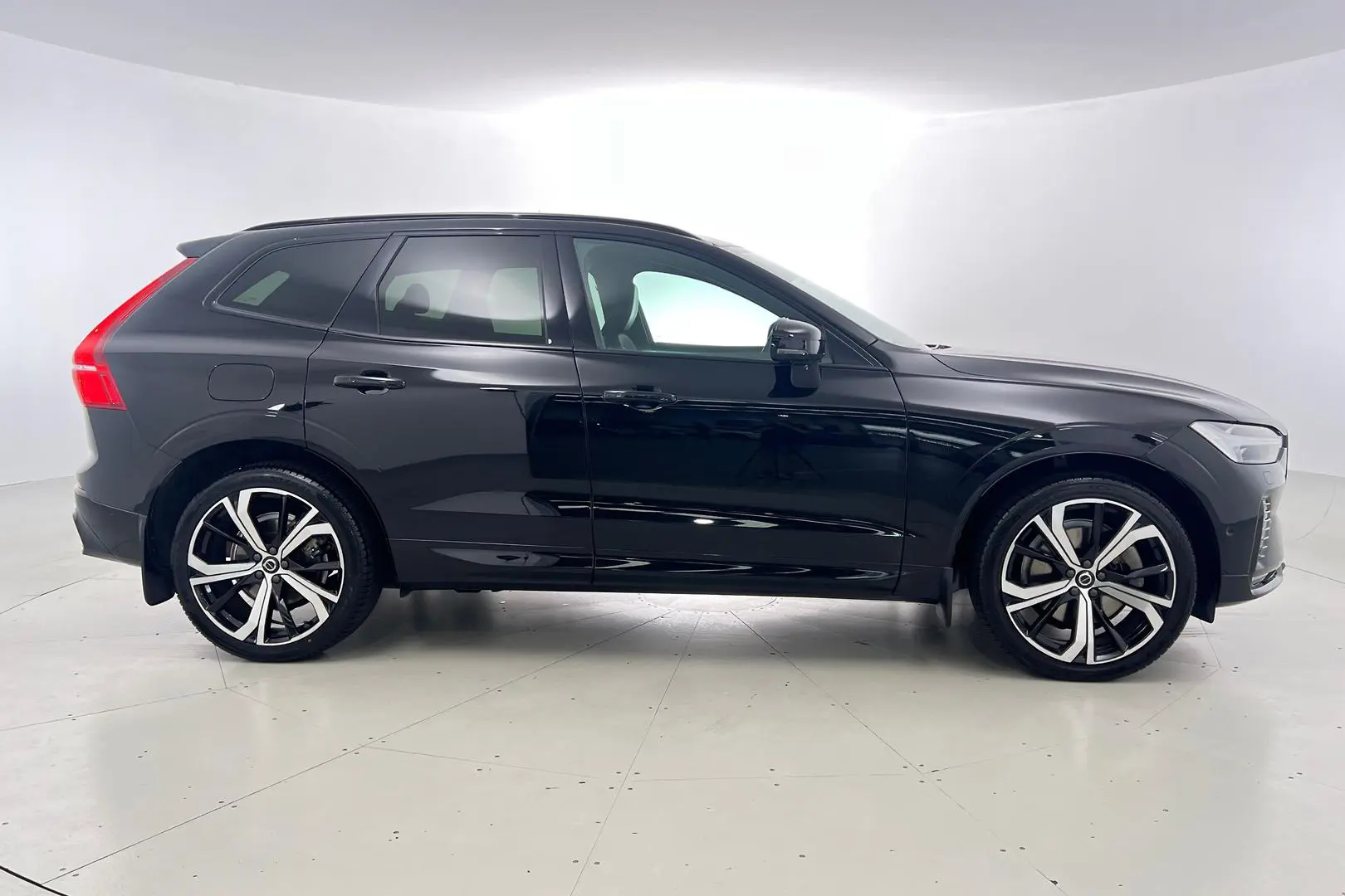 2021 Volvo XC60 Gallery Image 8