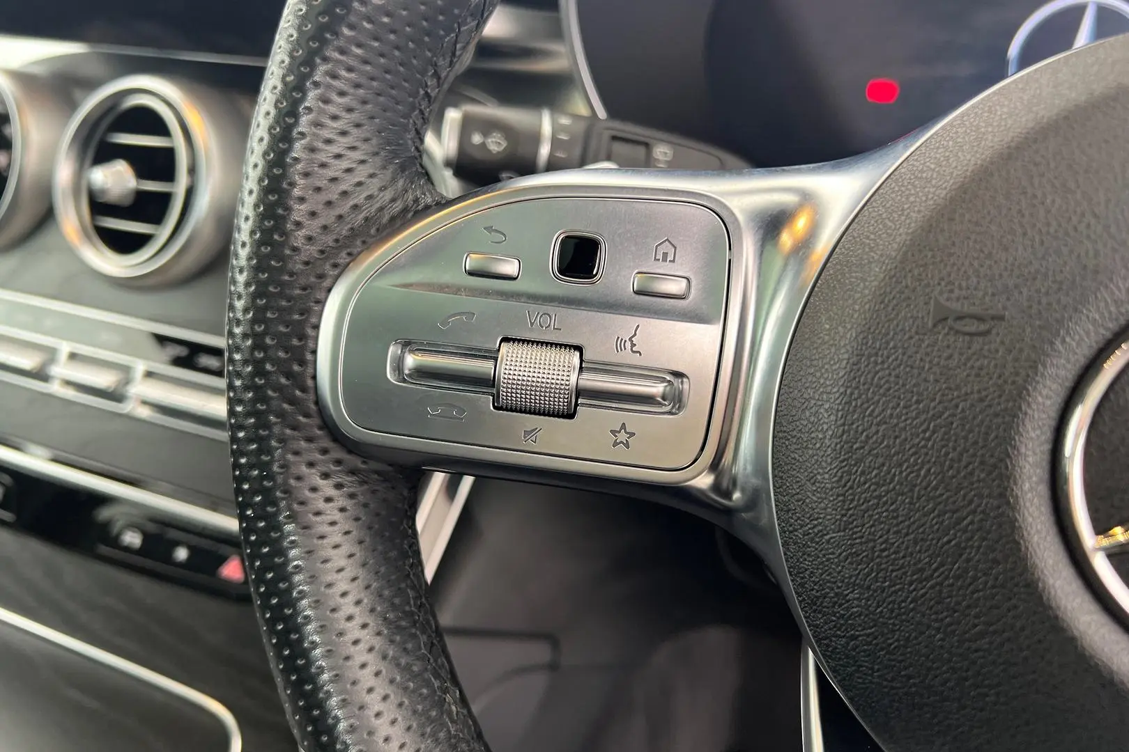 2022 Mercedes-Benz GLC-Class Gallery Image 18