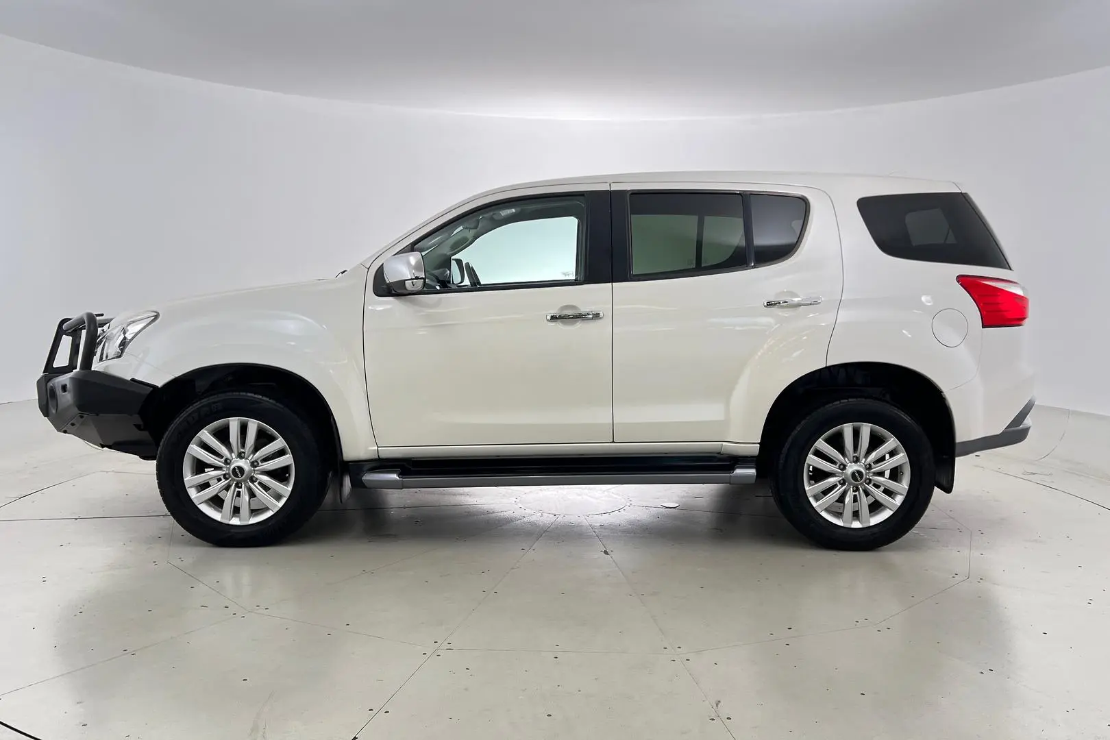 2018 Isuzu MU-X Gallery Image 7