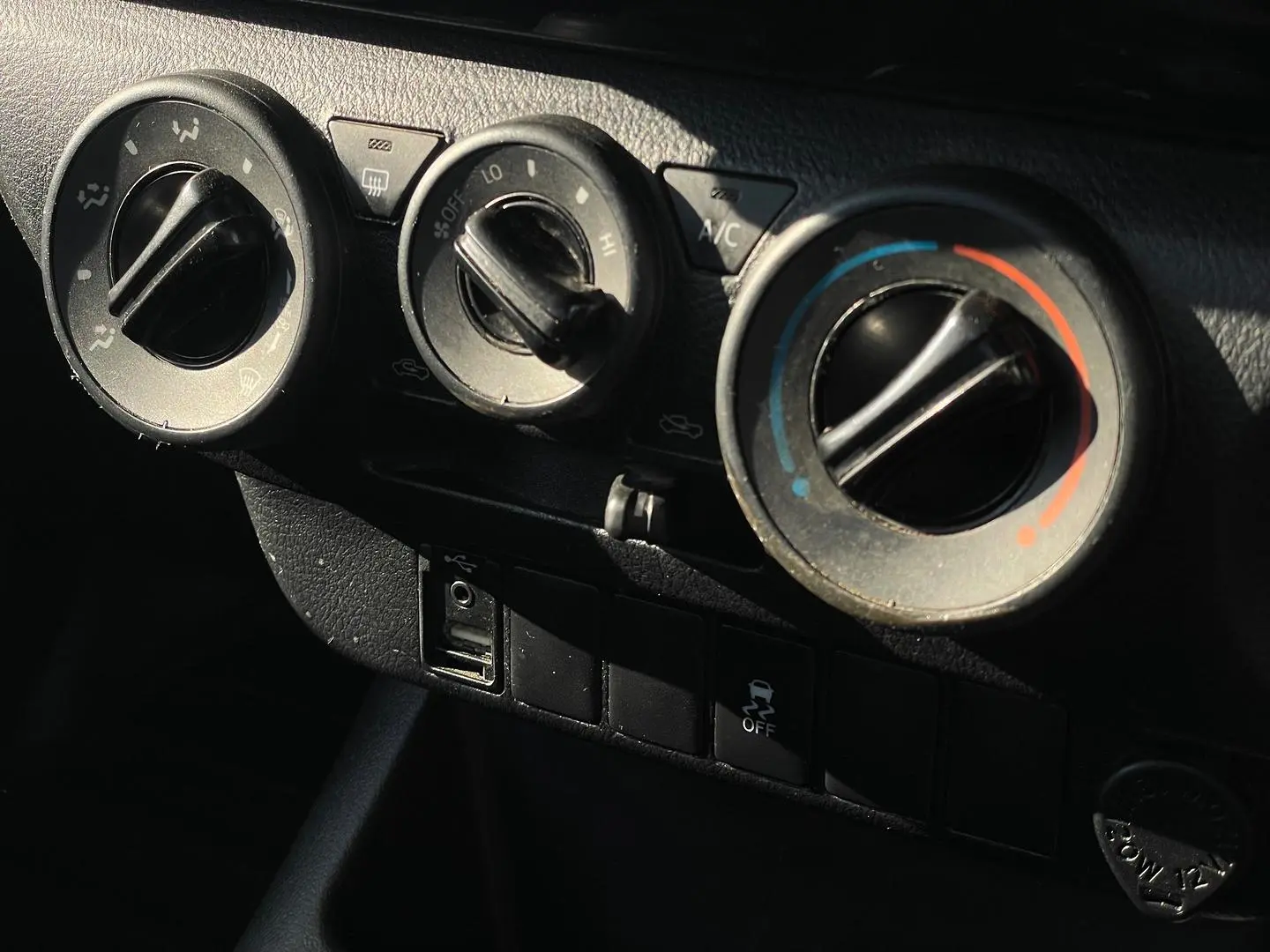 2017 Toyota Hilux Gallery Image 16