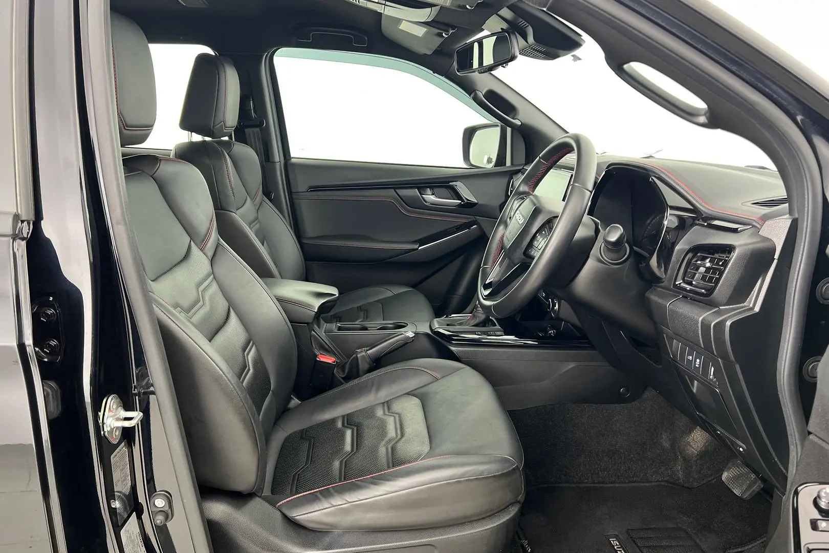 2023 Isuzu D-MAX Gallery Image 11